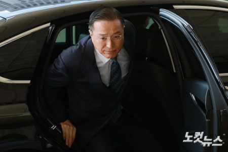 검찰청 폐지와 공소청 출범을 불과 열흘 앞두고 검찰총장 직무대행을 맡게 된 이정현 신임 대검찰청 차장검사가 23일 오전 서울 서초구 대검찰청에 출근하고 있다.