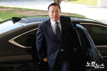 검찰청 폐지와 공소청 출범을 불과 열흘 앞두고 검찰총장 직무대행을 맡게 된 이정현 신임 대검찰청 차장검사가 23일 오전 서울 서초구 대검찰청에 출근하고 있다.