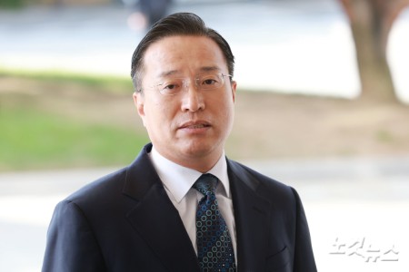 검찰청 폐지와 공소청 출범을 불과 열흘 앞두고 검찰총장 직무대행을 맡게 된 이정현 신임 대검찰청 차장검사가 23일 오전 서울 서초구 대검찰청에 출근하고 있다.