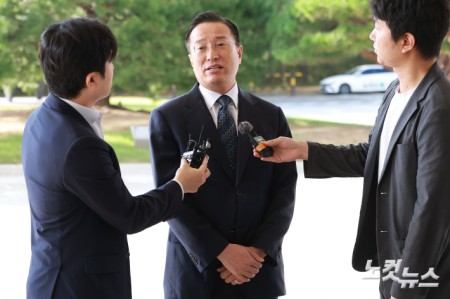 검찰청 폐지와 공소청 출범을 불과 열흘 앞두고 검찰총장 직무대행을 맡게 된 이정현 신임 대검찰청 차장검사가 23일 오전 서울 서초구 대검찰청에 출근하고 있다.