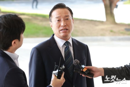 검찰청 폐지와 공소청 출범을 불과 열흘 앞두고 검찰총장 직무대행을 맡게 된 이정현 신임 대검찰청 차장검사가 23일 오전 서울 서초구 대검찰청에 출근하고 있다.