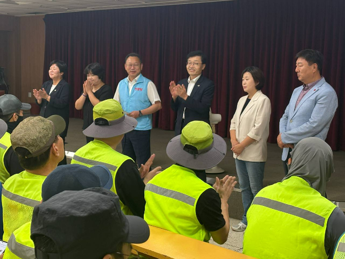 22일 새벽 5시 북구청에서 가로미화 노동자들에게 추석 인사를 드리고 있는 진보당 전남광주통합특별시당 당직자들. 왼쪽부터 손혜진 북구의원, 장애란 북구의원, 김주업 전남광주시당 위원장, 박미경 북구을지역위원회 부위원장, 소재섭 북구을지역위원장. 진보당 제공
