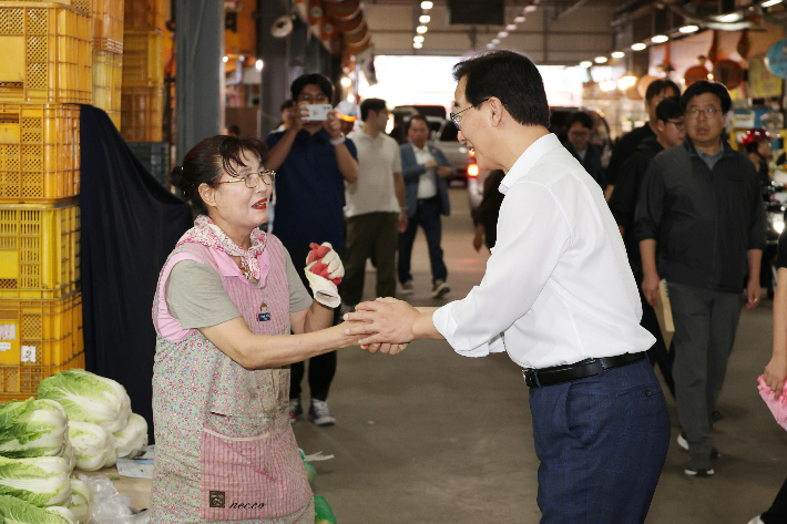 전재수 부산시장 전통시장 방문. 부산시 제공