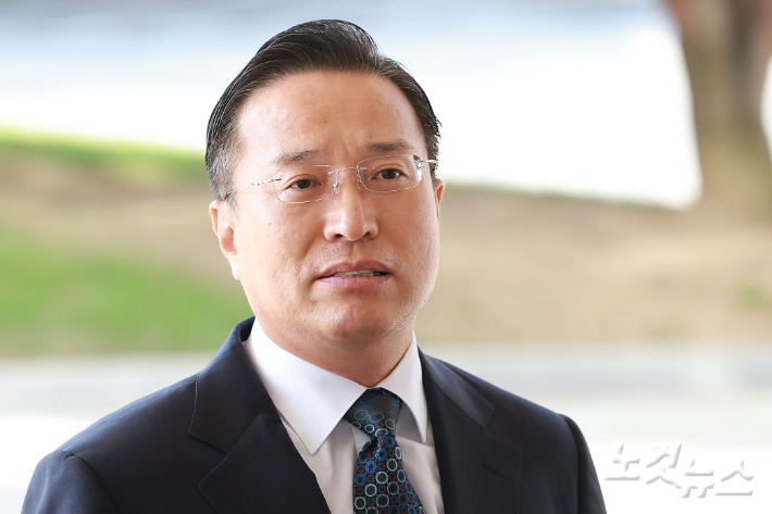 검찰청 폐지와 공소청 출범을 불과 열흘 앞두고 검찰총장 직무대행을 맡게 된 이정현 신임 대검찰청 차장검사가 23일 오전 서울 서초구 대검찰청에 출근하고 있다. 류영주 기자