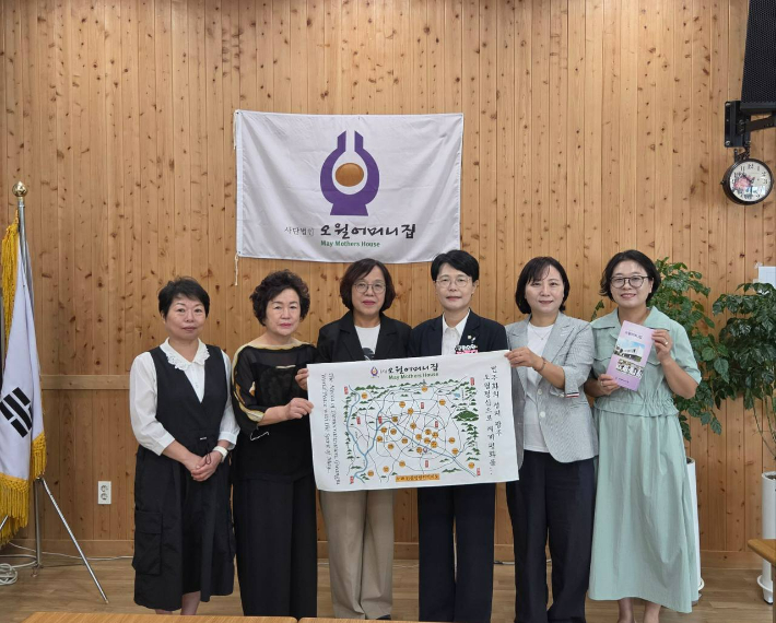 22일 오전 10시 오월어머니집을 방문한 전종덕 국회의원 왼쪽부터 도경진 오월어머니집 사무국장, 정애선 오월어머니집 회원, 이춘희 오월어머니집 관장, 전종덕 국회의원, 박미영 비서관, 윤주영 비서관. 진보당 제공