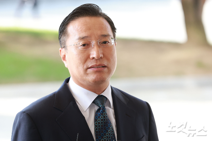 검찰청 폐지와 공소청 출범을 불과 열흘 앞두고 검찰총장 직무대행을 맡게 된 이정현 신임 대검찰청 차장검사가 23일 오전 서울 서초구 대검찰청에 출근하고 있다. 류영주 기자