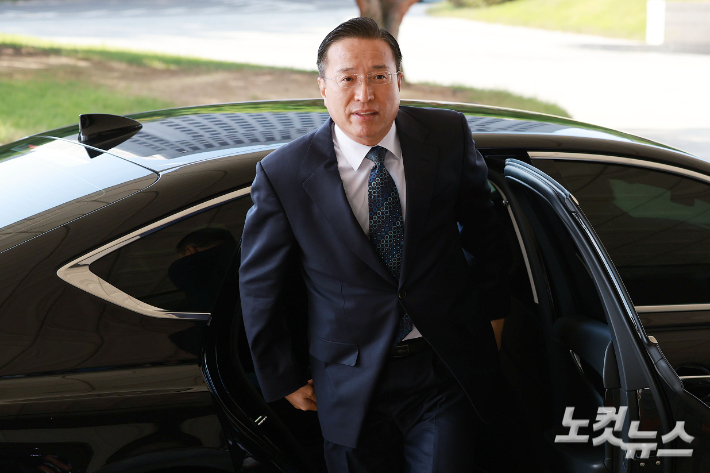 검찰청 폐지와 공소청 출범을 불과 열흘 앞두고 검찰총장 직무대행을 맡게 된 이정현 신임 대검찰청 차장검사가 23일 오전 서울 서초구 대검찰청에 출근하고 있다. 류영주 기자