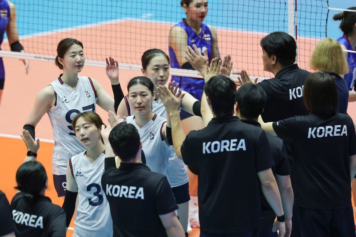 메달 획득에 실패한 대한민국 대표팀 선수들이 경기가 끝난 뒤 차상현 감독 등 관계자들과 인사하고 있다. 연합뉴스