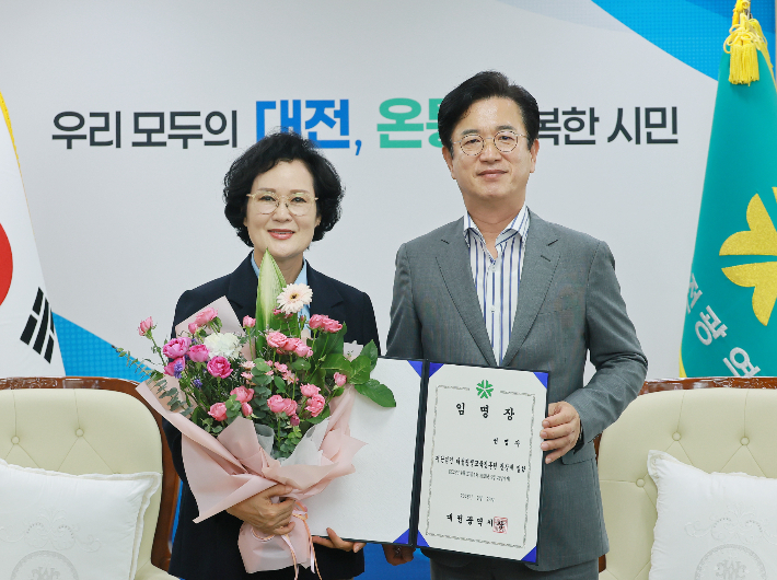 전명자 신임 원장(왼쪽)과 허태정 대전시장. 대전시 제공
