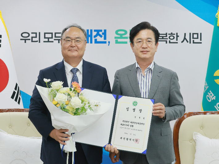 민병권 대표이사(왼쪽)와 허태정 대전시장. 대전시 제공