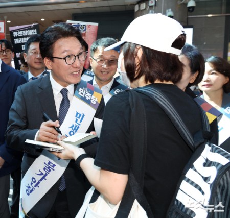 귀성객 만난 더불어민주당