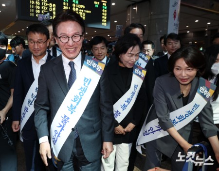 추석 귀성객 인사 나선 민주당