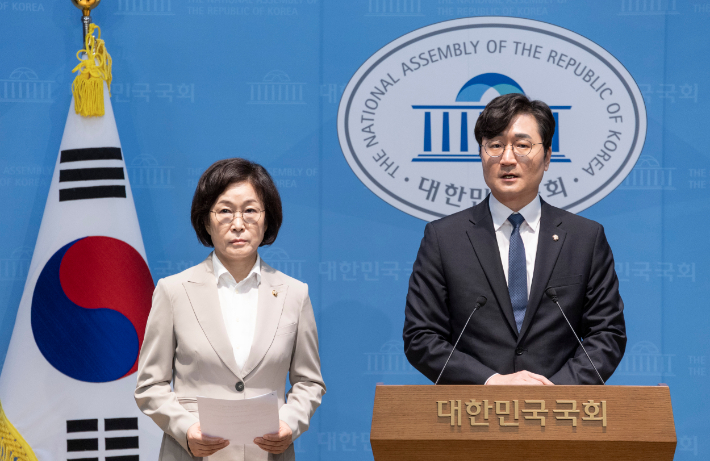 더불어민주당 국회 산업통상자원중소벤처기업위원회 위원인 장철민(오른쪽), 오세희 의원이 23일 국회 소통관에서 전날 국회에서 진행된 정부의 대미 투자 관련 비공개 보고 내용 불법 녹취와 유출된 것을 규탄하는 기자회견을 하고 있다. 연합뉴스
