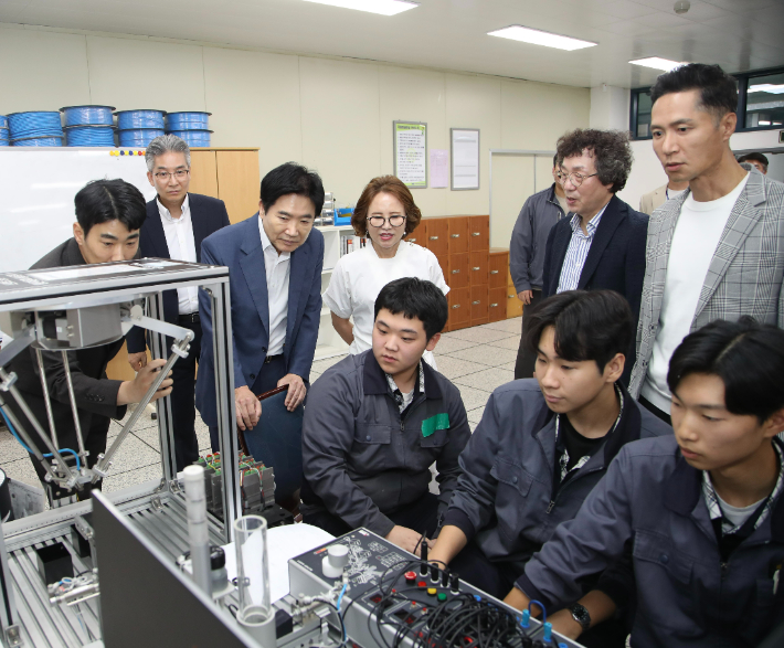 전남광주통합특별시교육청 김대중 교육감이 전남광주 한 특성화고를 방문해 학교 관계자 등으로부터 설명을 듣고 있다. 전남광주통합특별시교육청 제공