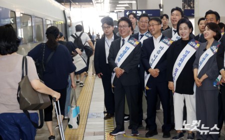 귀성객들에게 인사하는 민주당 지도부