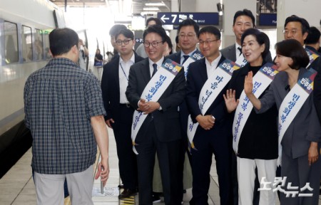 추석 귀성객들에게 인사하는 민주당 지도부