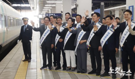 귀성객들에게 추석 인사 전하는 민주당 지도부