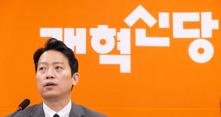 개혁신당 이기인 비상대책위원장이 23일 국회에서 열린 첫 비대위 회의에서 발언하고 있다. 연합뉴스