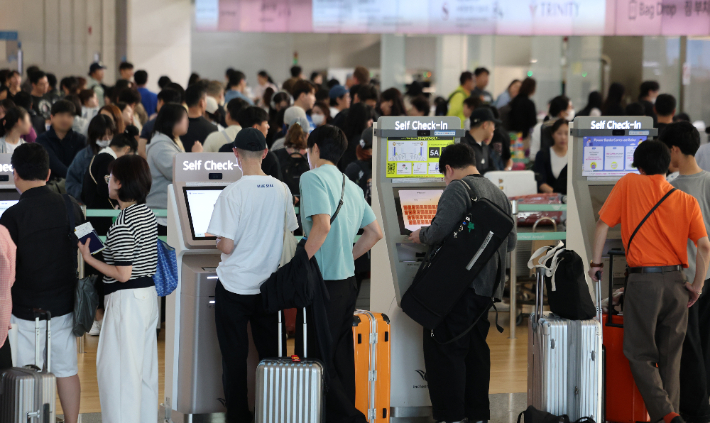 추석 연휴를 앞둔 23일 인천국제공항 제1여객터미널에서 시민들이 탑승수속을 위해 대기해 있다. 연합뉴스