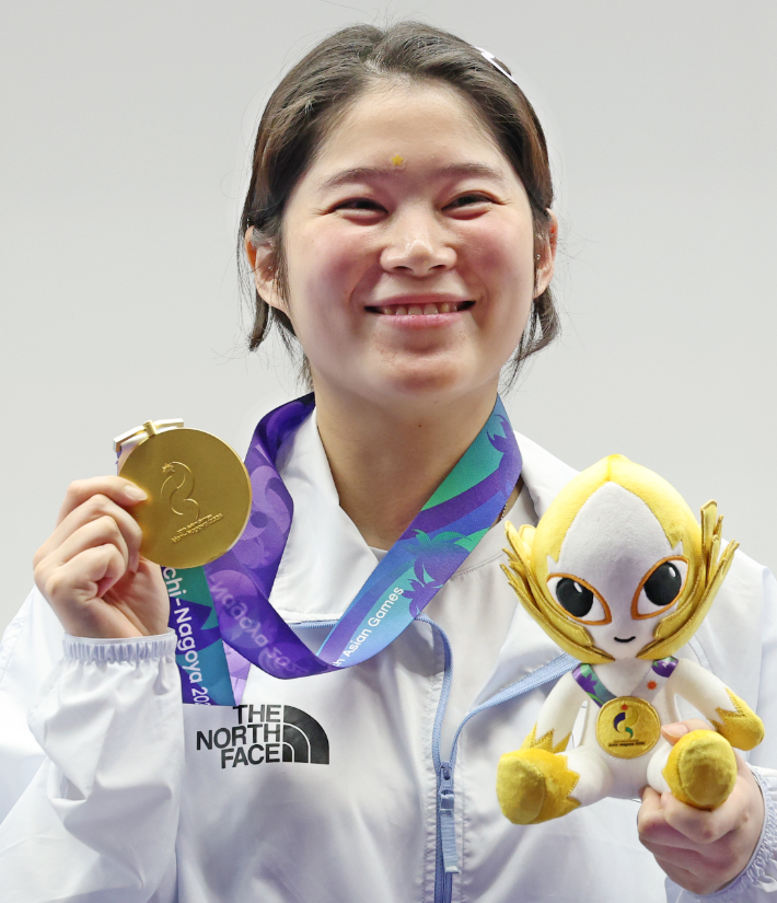 23일 일본 아이치현 종합 사격장에서 열린 2026 아이치·나고야 아시안게임 사격 여자 10m 공기권총 결선에서 추가은이 금메달을 목에 걸고 환하게 웃고 있다. 연합뉴스