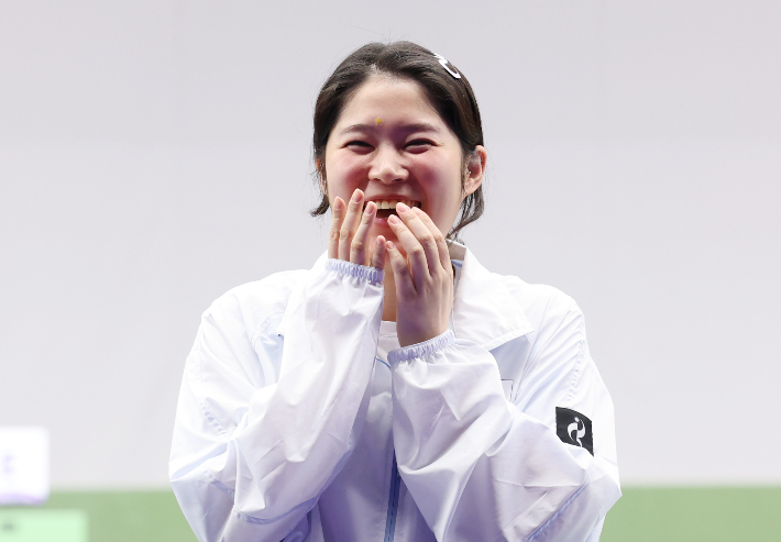 23일 일본 아이치현 종합 사격장에서 열린 2026 아이치·나고야 아시안게임 사격 여자 10m 공기권총 결선에서 금메달을 획득한 추가은이 시상대에 올라 환하게 웃고 있다. 연합뉴스