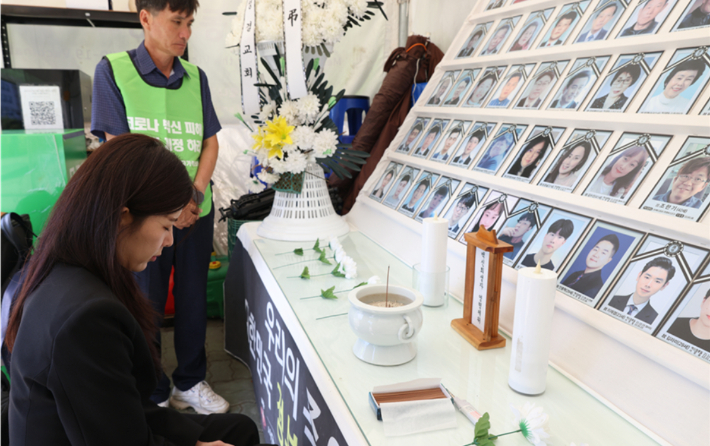 국회 정문 앞에 차려진 '코로나19 백신희생자 합동분향소'를 찾아 조문하는 국민의힘 이소희 의원. 이 의원실 제공