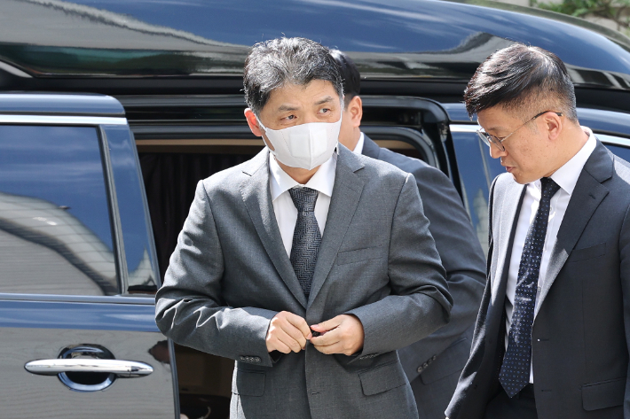법정으로 향하는 김범수 카카오 미래이니셔티브센터장. 연합뉴스