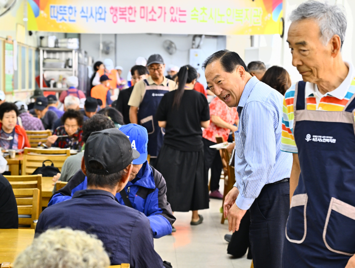 노인복지관을 찾은 이병선 속초시장. 속초시 제공