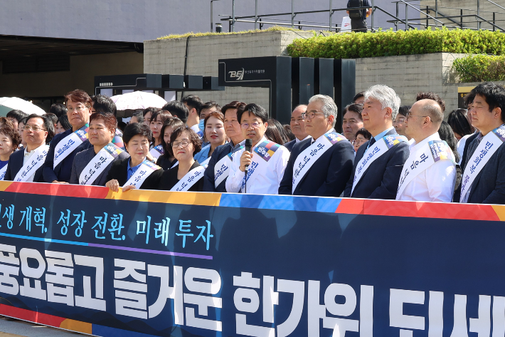23일 부산역에서 추석맞이 인사 하고 있는 박홍배 더불어민주당 부산시당위원장과 지역위원장들. 부산 민주당 제공 