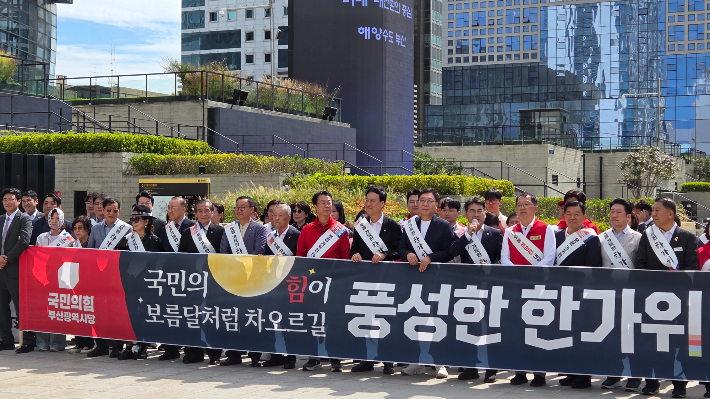 23일 부산역에서 추석맞이 인사 하고 있는 이성권 국민의힘 부산시당위원장과 당협위원장들. 부산 국민의힘 제공 