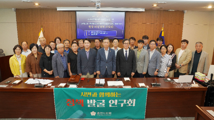 강원 춘천시의회 시민과 함께하는 정책 발굴 연구회가 23일 '(가칭)춘천시 특정건축물 정리에 관한 조례' 제정을 위한 현장 의견청취 간담회를 개최했다. 춘천시의회 제공