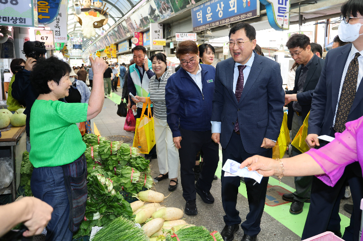 주낙영 경주시장이 23일 성동시장을 찾아 장보기 행사를 가지며 상인들과 인사하고 있다. 경주시 제공