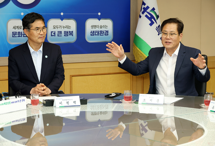 이원택 전북특별자치도지사(사진 왼쪽)와 조지훈 전주시장. 전주시 제공