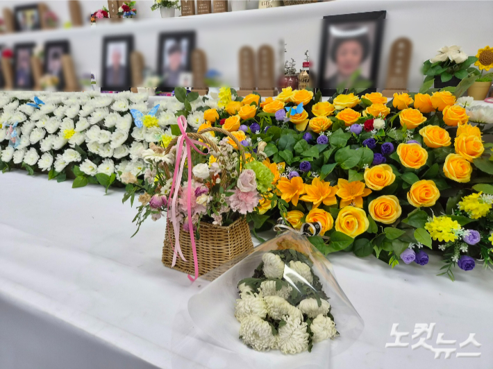 23일 무안국제공항에 마련된 12·29 제주항공 여객기 참사 합동분향소에 희생자들의 영정과 위패, 추모 꽃들이 놓여 있다. 정유철 기자