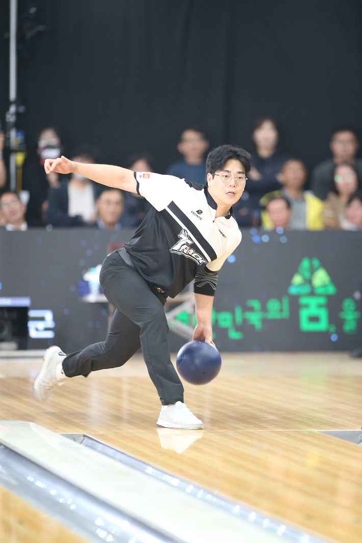 최우섭은 21일 경북 울진볼링장에서 열린 '2026 울진 대게컵 전국오픈볼링대회' 결승에서 호쾌한 샷을 구사하는 모습. KPBA 
