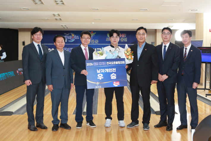 최우섭이 우승 시상식에서 KPBA 김언식 회장(오른쪽 3번째) 등 관계자들과 기념 촬영한 모습. KPBA 