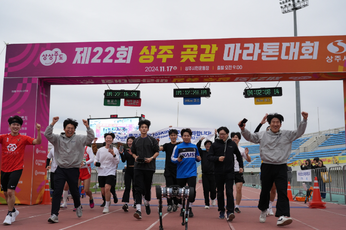 지난 2024년 열린 마라톤대회에서 라이보2가 결승 지점을 통과하고 있다. KAIST 제공