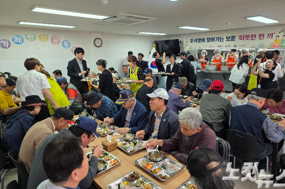 23일, 서울 동자동 아가페 밥상공동체에서 진행된 밥상공동체 연탄은행의 '추석 맞이 찾아가는 보훈, 따뜻한 한 끼' 행사. 오요셉 기자