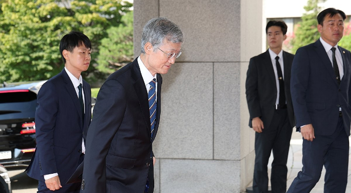 조희대 대법원장이 23일 서울 서초구 대법원으로 출근하고 있다. 연합뉴스