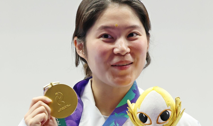 2026 아이치·나고야 아시안게임 사격 여자 10m 공기권총 결선에서 추가은이 금메달을 목에 걸고 포즈를 취하고 있다.   연합뉴스