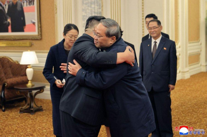 2025년 10월 중국의 리창(李强) 국무원 총리가 평양을 방문했을 때 북한의 김정은 국무위원장과 포옹하는 모습. 조선중앙통신 
