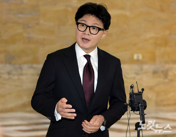 무소속 한동훈 의원이 9일 국회 본회의장 앞에서 김승원 법무부 장관 후보자 의혹 관련 브리핑을 하고 있다. 황진환 기자