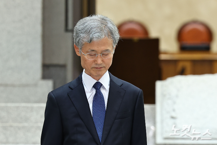 조희대 대법원장이 21일 서울 서초구 대법원에서 열린 김성수 신임 대법관 취임식에서 묵념하고 있다. 황진환 기자
