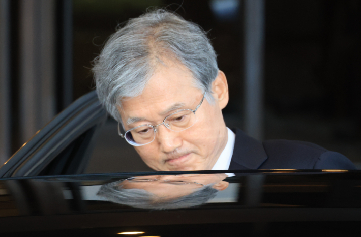 조희대 대법원장이 22일 서울 서초구 대법원을 나서고 있다. 연합뉴스