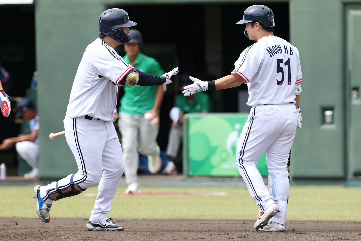 23일 일본 아이치현 오카자키 중앙종합공원야구장에서 열린 2026 아이치·나고야 아시안게임 야구 B조 조별리그 3차전 대한민국과 태국의 경기. 1회초 2사 주자 2루 한국 문보경이 2점 홈런을 치고 문현빈의 격려를 받고 있다.  연합뉴스
