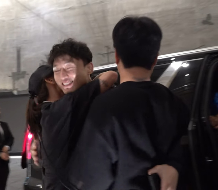 경기 후 아내와 포옹하는 최두호. 최두호 SNS 영상 캡처