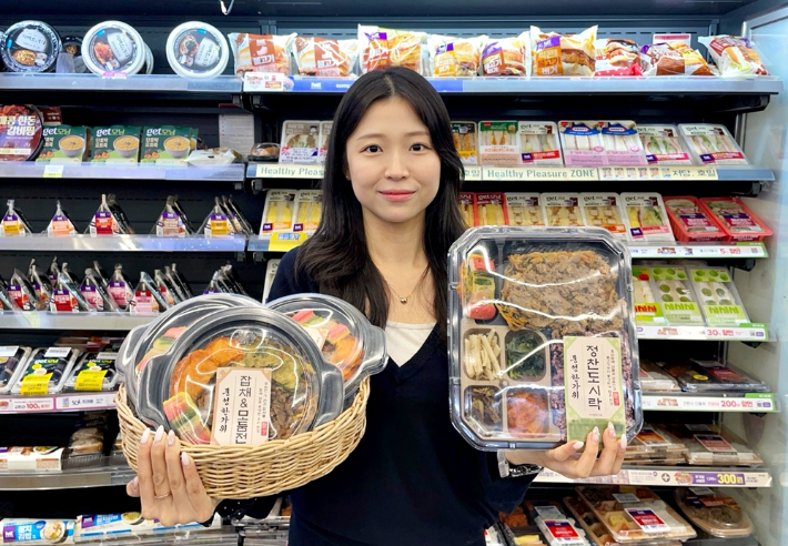 올 추석 CU 편의점 대표 음식 상품인 '풍성한가위 정찬 도시락'과 '풍성한가위 잡채&모듬전'. BGF리테일 제공
