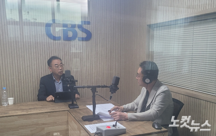 왼쪽부터 이재덕 과장, 김종현 앵커. 이은영 PD