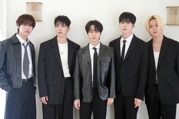 그룹 원어스가 지난 21일 서울 성동구의 한 카페에서 미니 12집 '퍼스트 라이트 : 정' 발매 기념 라운드 인터뷰를 열었다. 비웨이브 엔터테인먼트 제공