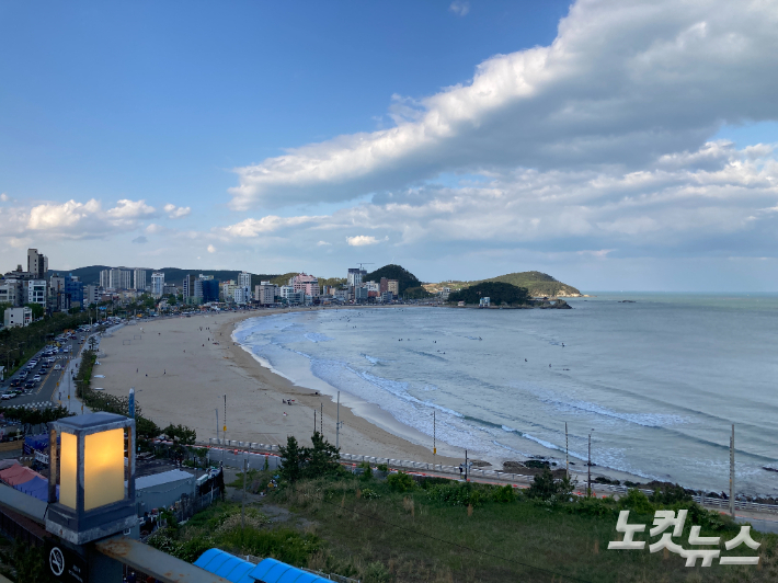 구름 낀 부산 송정해수욕장. 박진홍 기자